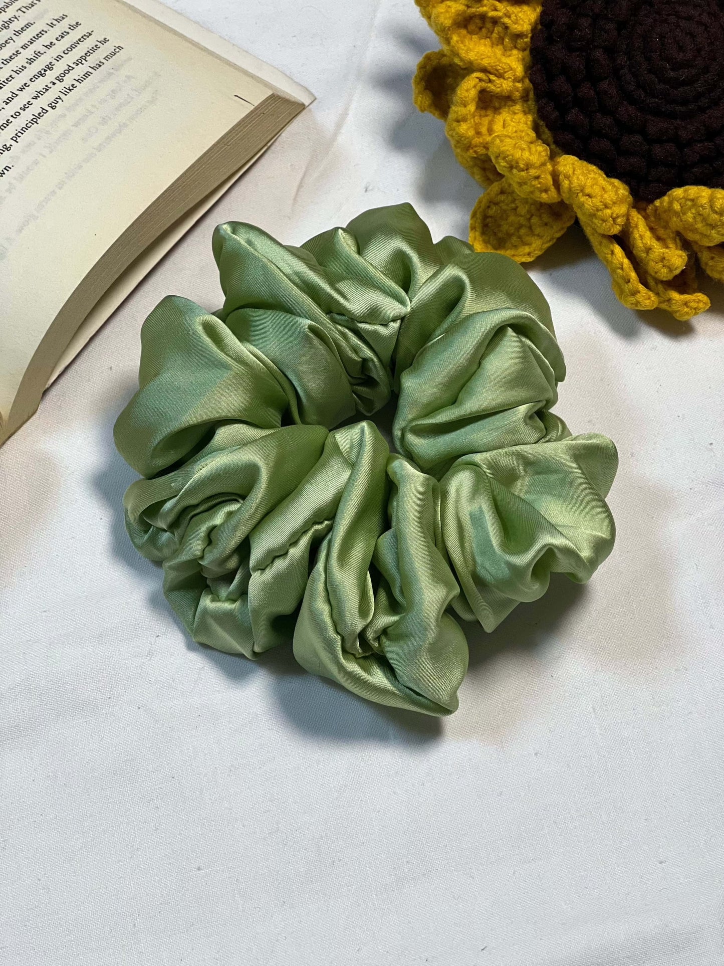 SILK SCRUNCHIE PISTACHIO GREEN