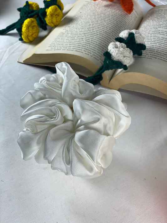 SILK SCRUNCHIE WHITE